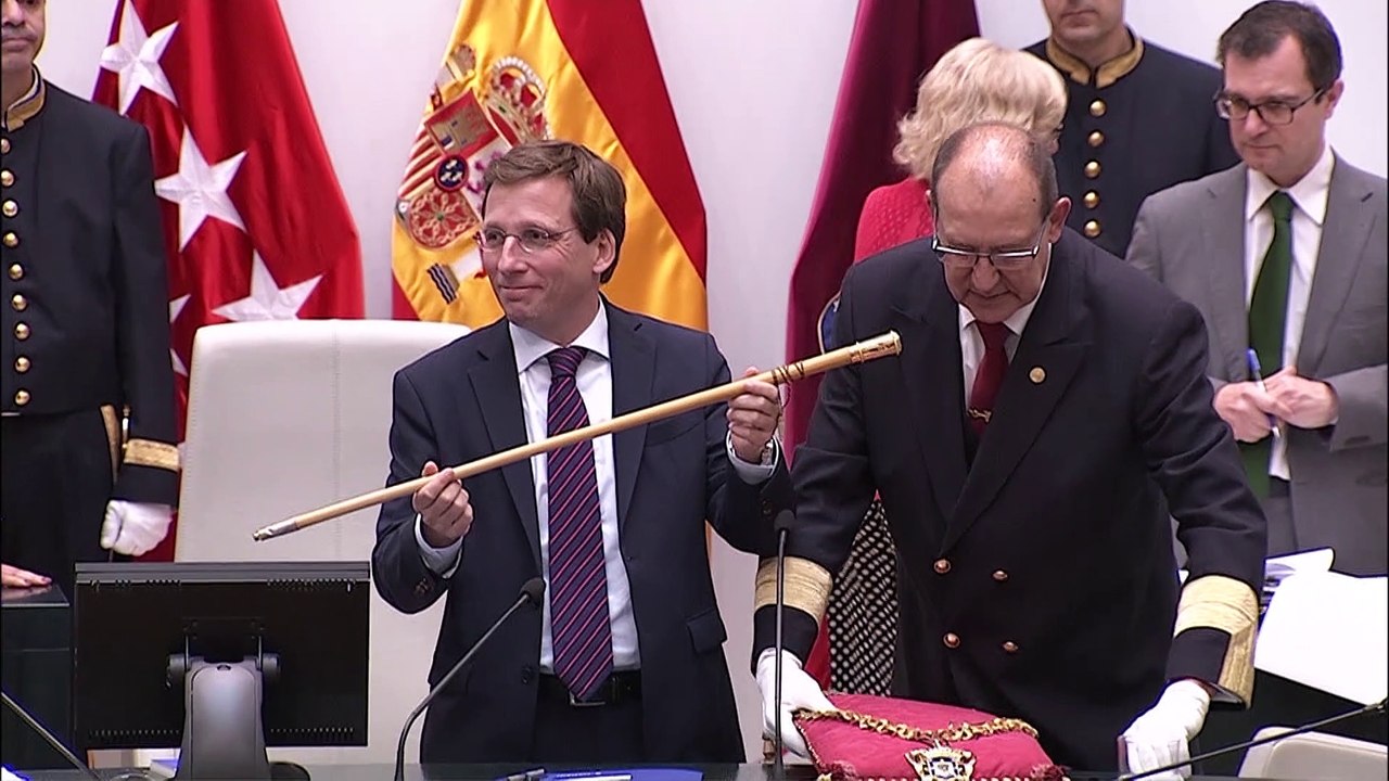 Cs rompe con Valls en Barcelona por el apoyo a Colau