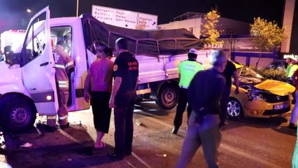 Zincirleme trafik kazası: 4 yaralı - İZMİR