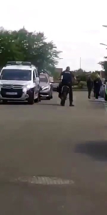 Ce policier se prend une énorme gamelle avec une moto saisie !