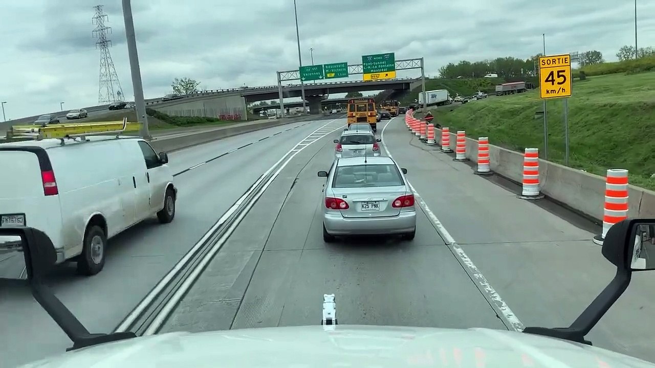 Un automobiliste veut doubler tout le monde mais le karma n'est pas de son côté