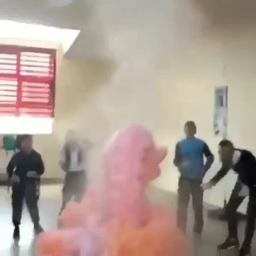 Un prof fait une expérience exceptionnelle pendant un cours de chimie