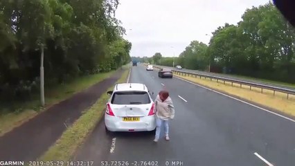 Скачать видео: Elle coupe la route à un camion et se fait percuter