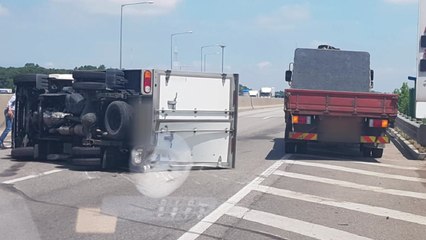 고속도로에서 트럭 간 충돌...2명 다쳐 / YTN