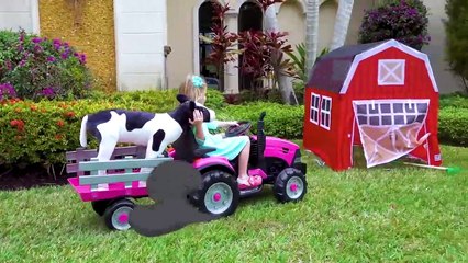 Stacy joue avec les jouets de la ferme