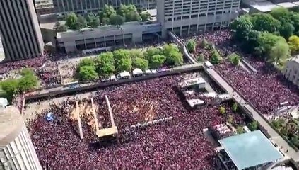 El video muestra la estampida después de los disparos en el desfile de los Raptors en Toronto.
