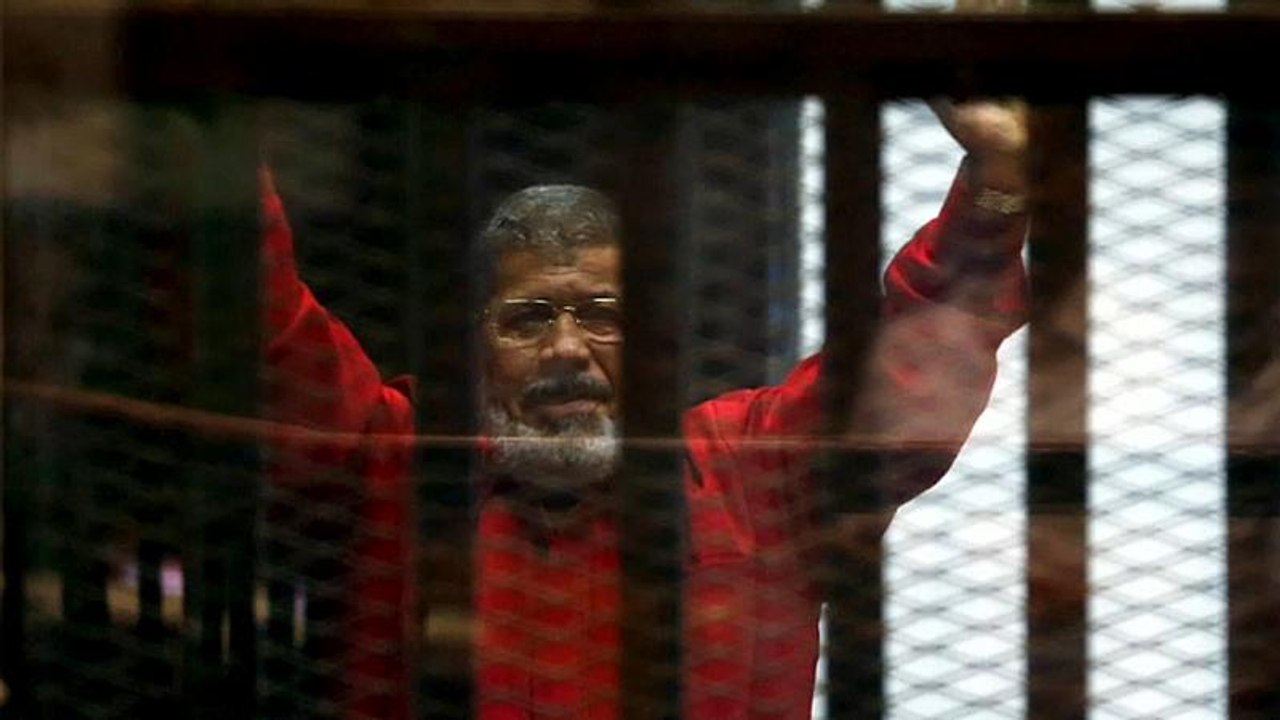 Nach fast 6 Jahren Haft: Mursi bricht vor Gericht zusammen und stirbt