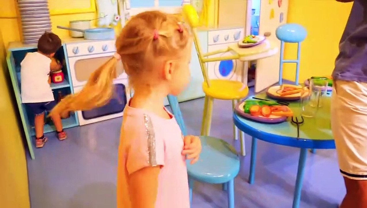 Nastya jouer dans le théâtre de Peppa jouet dans le parc d'attractions