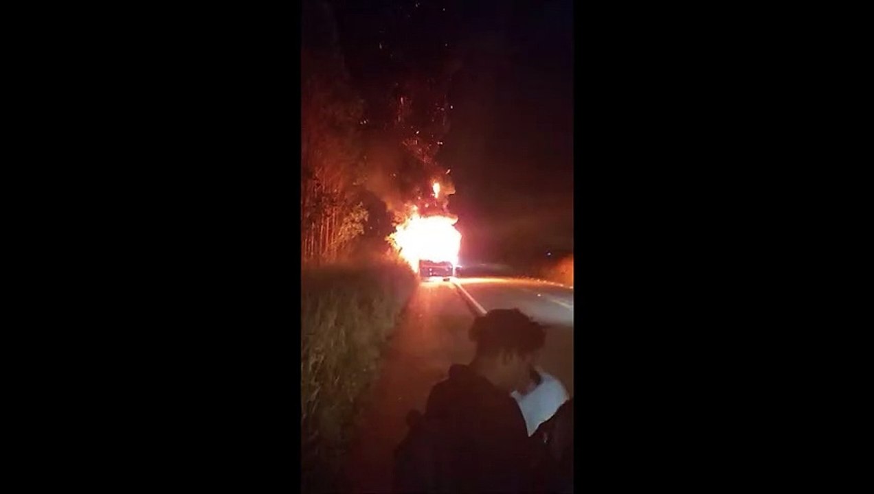 Ônibus pega fogo em Aracruz