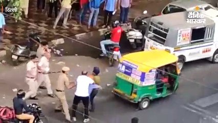 पुलिस की बर्बरता के खिलाफ सड़क पर उतरी जनता