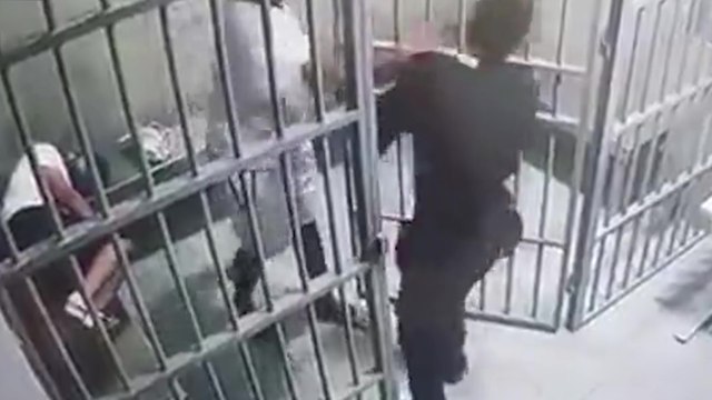 Un prisonnier très agressif s'en prend à son compagnon de cellule et met une grosse gifle au gardien
