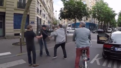 Un automobiliste écrase presque un malvoyant sur un passage piéton et sort pour le gifler