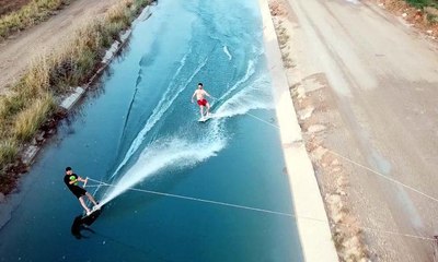 Kendi imkanlarıyla tahta hazırlayıp sulama kanalında sörf yaptılar