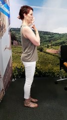 Dagmar Duffner stellt eine Pilates Übung vor