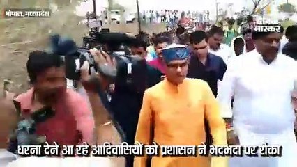 Скачать видео: ट्रैक्टर-ट्रॉली में बैठाकर आदिवासियों को लाए पूर्व सीएम