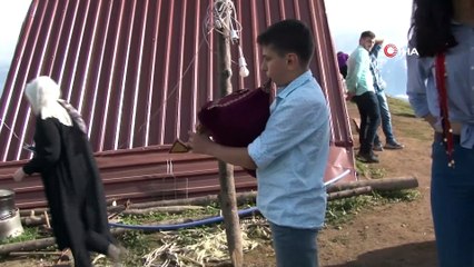 Bulutların üzerinde salıncak keyfi için sıraya giriyorlar