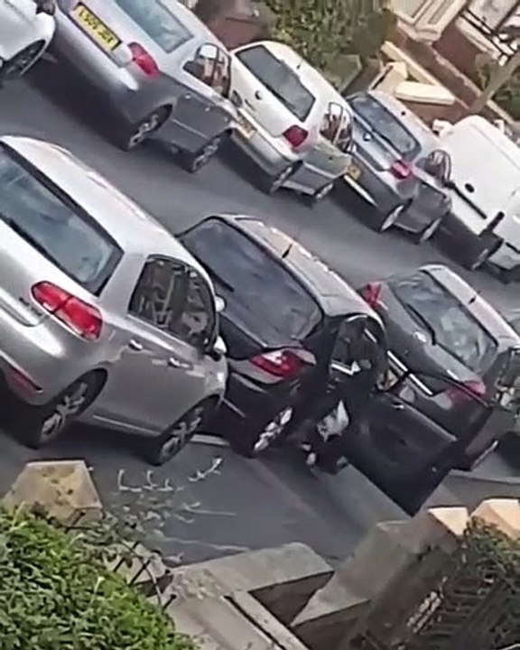 Une famille nombreuse sort de sa voiture