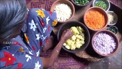 Légumes Rouleaux préparé par la grand-mère, d'un Village de la Nourriture