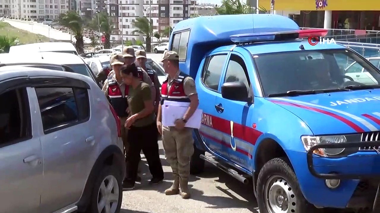 Uyanık göçmen kaçakçısı kadın yakayı ele verdi