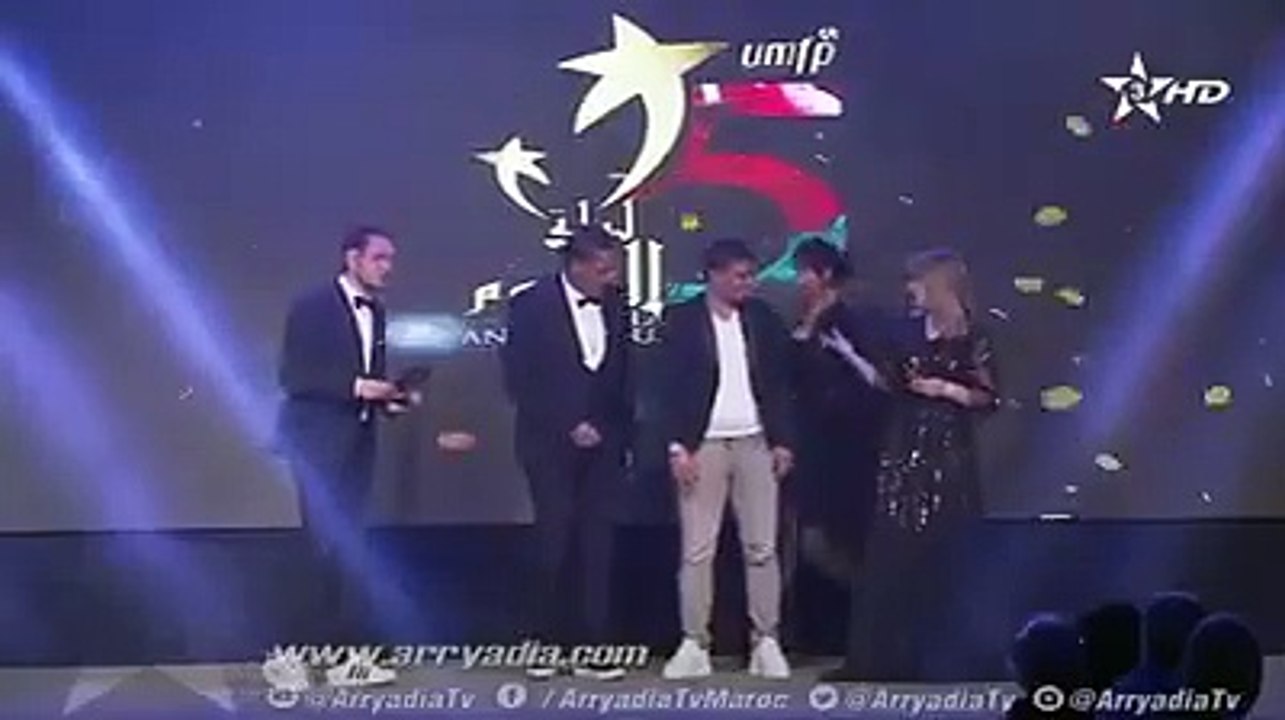 لحظة تتويج مهاجم نهضة بركان الطوغولي لابا كودجو بجائزة أفضل لاعب أجنبي بالدوري الإحترافي لموسم 2019-2018