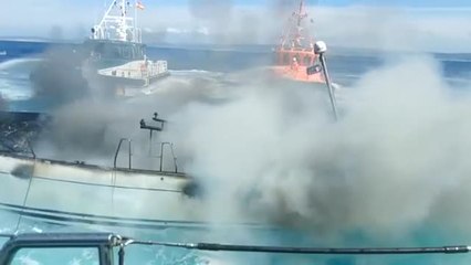 Espectacular incendio de un velero en Malpica (La Coruña) con un ocupante intoxicado