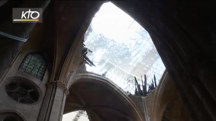 Download Video: Primera misa sin fieles en Notredame tras el devastador incendio