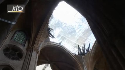 Primera misa sin fieles en Notredame tras el devastador incendio