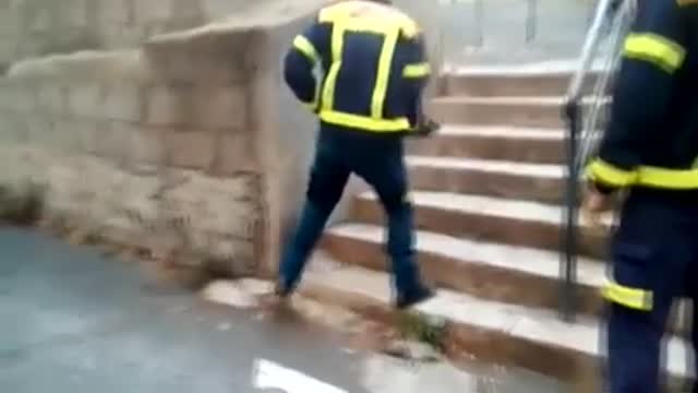 Los bomberos rescatan a un gato atrapado en una tubería