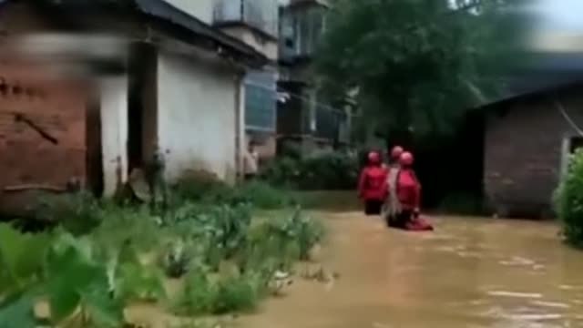 Una avalancha de barro se lleva por delante varios coches en China