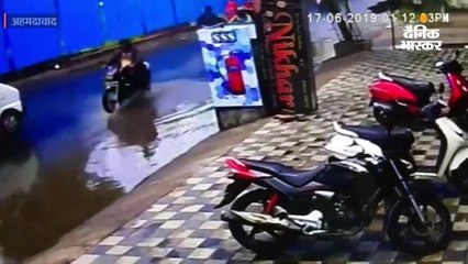7 सीट की वैन में 22 बच्चे भरे हुए थे, 3 बच्चे गिर गए, ड्राइवर को पता ही नहीं चला