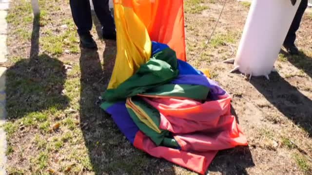 José María González 'Kichi' asiste al izado de la bandera arcoíris en Cádiz