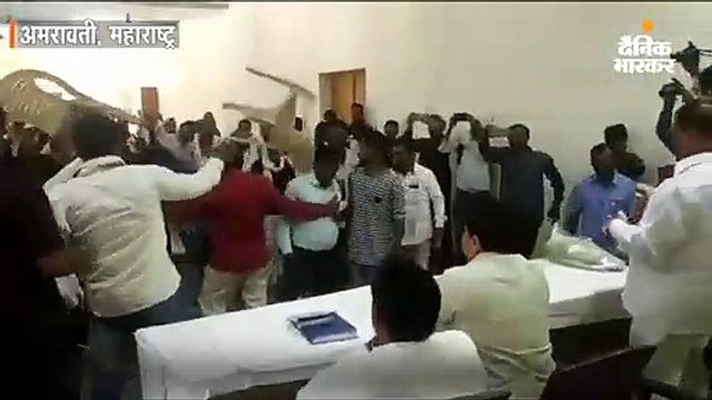 अमरावती में बसपा की समीक्षा बैठक में नेताओं पर चली कुर्सियां, फाड़े गए कपड़े