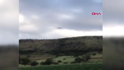 Afyonkarahisar Paraşütçüyü gören Afyonluların şiveli konuşması ilgi çekti