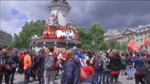 Animalistas franceses tiran pintura roja para exigir el cierre de los mataderos