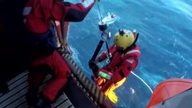 Impresionante rescate de cinco tripulantes de un velero a la deriva cerca de A Coruña