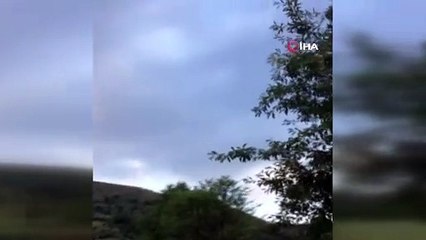 Havadaki paraşütçüyü gören gençlerin konuşmaları güldürdü