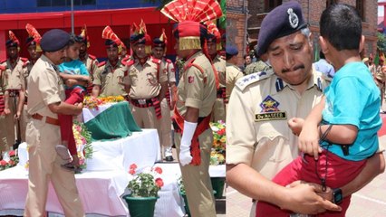 Anantnag Martyr Arshad Khan के बेटे को गोद में उठाकर रो पड़े Officer | वनइंडिया हिंदी