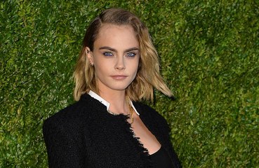 カーラ・デルヴィーニュ、アシュレイ・ベンソンと交際1年