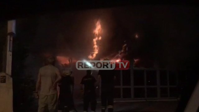 Report TV - Shkrumbohet nga flakët gjatë natës një restorant dasmash në Lezhë