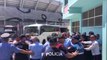 Report TV - Ish-deputet e përfaqësues të PD përplasen me policinë për KZAZ në Shkodër
