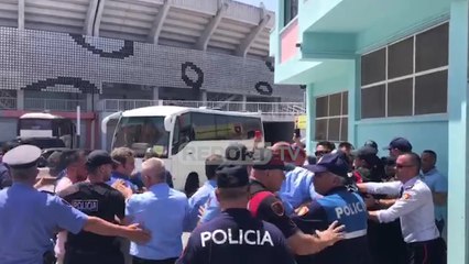 Report TV - Ish-deputet e përfaqësues të PD përplasen me policinë për KZAZ në Shkodër