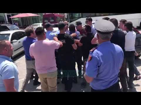Përfaqësuesit e PD përplasen me policinë, nuk lejojnë hapjen e KZAZ - Lajme - Vizion Plus
