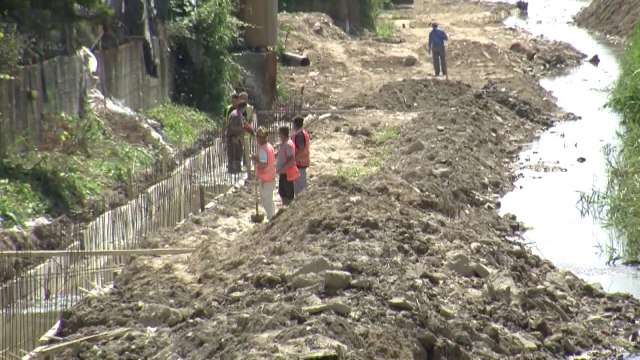 Punime në sezon plazhi/ Te Shkëmbi i Kavajës, vonesa për shkak të lejes nga bashkia