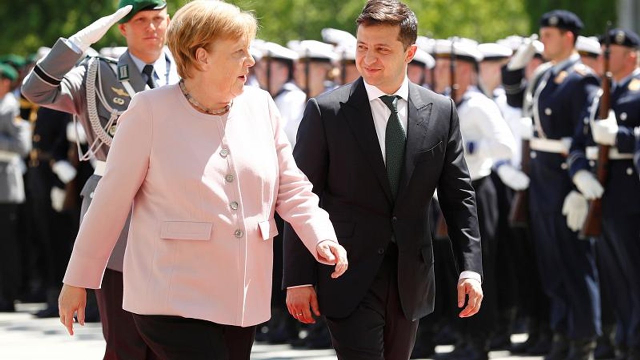 Sorge um Merkel (64): Kanzlerin beginnt plötzlich zu zittern