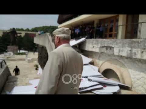 RTV Ora - Tension në Tropojë, materialet zgjedhore të KZAZ hidhen në rrugë