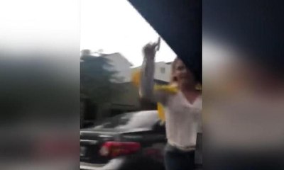 Araçtan indi, çekiçle saldırdı