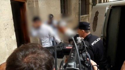 Télécharger la video: El último detenido por la quema de contenedores en Palma pasa a disposición judicial