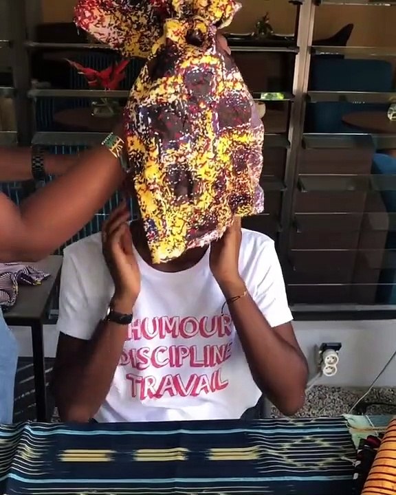 Regardez comment cette femme réalise un turban très élégant !