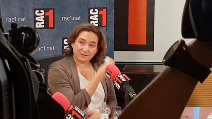 Colau se emociona durante una entrevista de radio