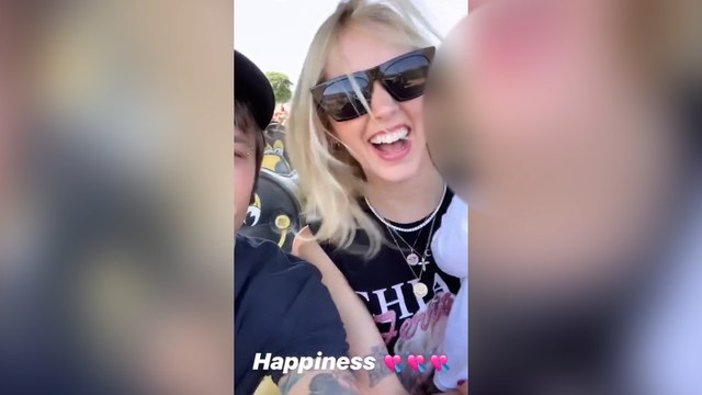 Chiara Ferragni visita una granja junto a Fedez y su hijo Leo
