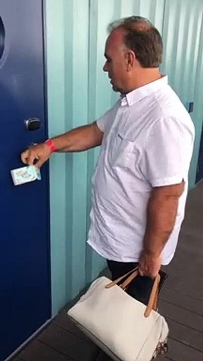 Ce touriste découvre sa chambre d'hotel minuscule !